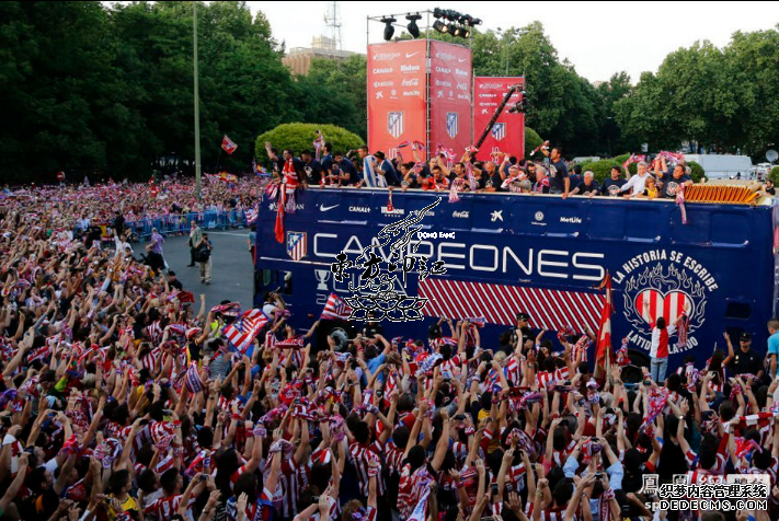 马竞巡游庆夺冠  教练西蒙尼中文纹身抢眼