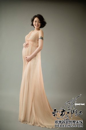 阿雅晒8个月大肚照  大秀胳膊龙纹身