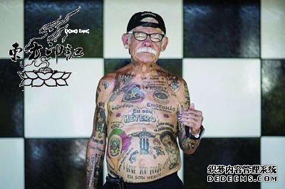 老头全身纹身83处 只为巴西足球豪门
