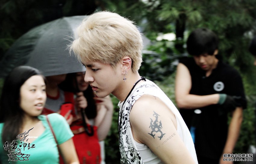 EXO吴亦凡解约成定局  曾纹蝎子纹身辟邪