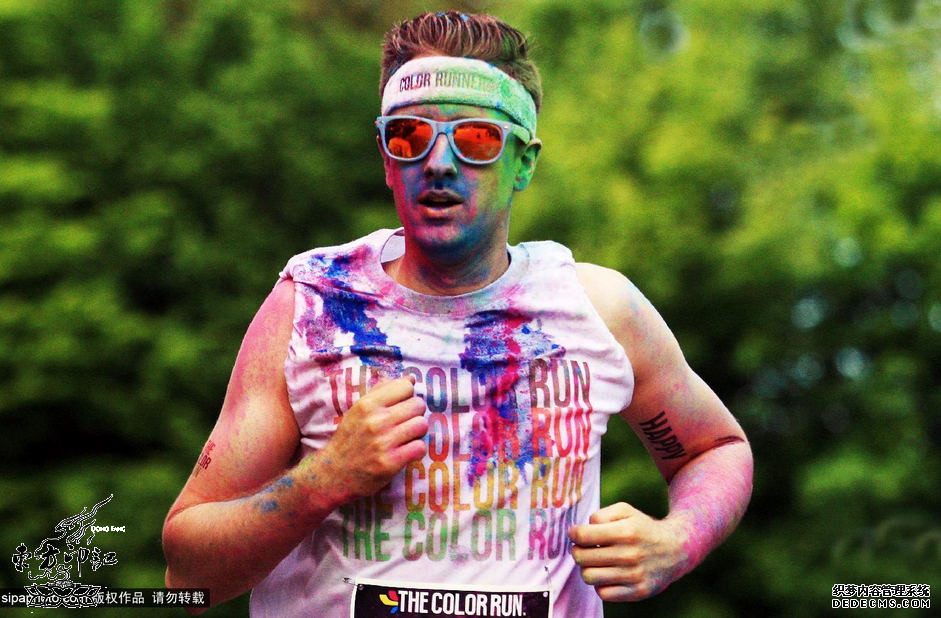 荷兰人玩彩色跑， 互撒粉末酷似彩绘纹身