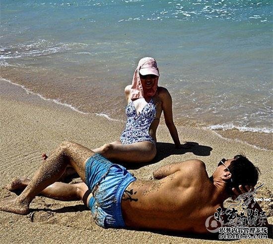 甄子丹携妻晒日光浴  示爱纹身“诗”字抢镜