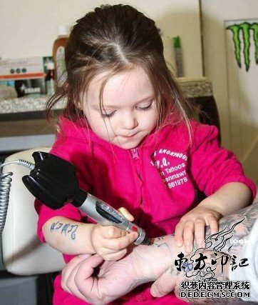 世界上最年轻的纹身师——迪金森