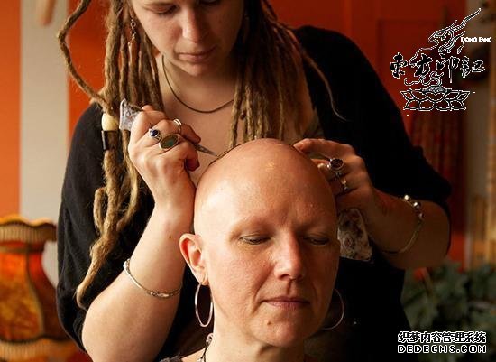 救世主——加拿大纹身师为癌症患者彩绘纹身