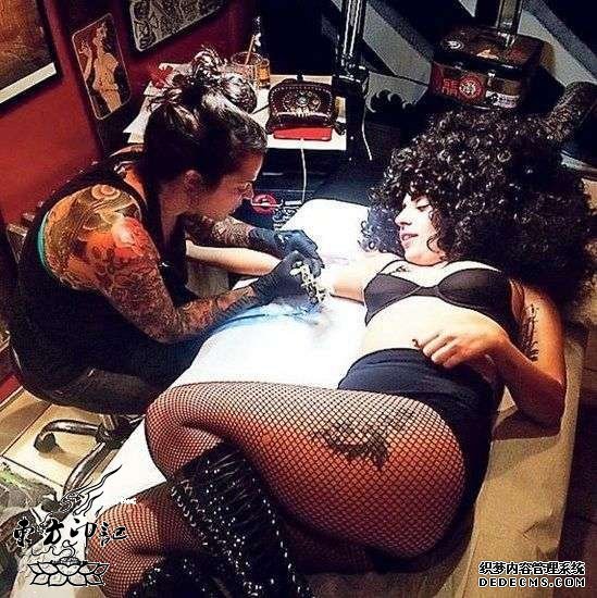 Lady GaGa新添的纹身图案是什么？