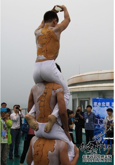 纹身杂耍：杂技演员叠罗汉纹南水北调地图