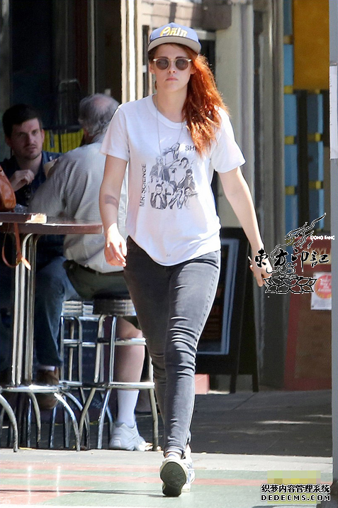 暮光女素颜亮相街头 手臂纹身疑似褪色