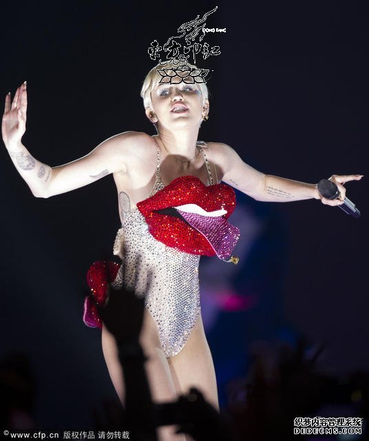 麦莉西班牙火辣开唱秀纹身 被批无下限