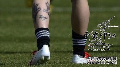 梅西纹爱子小手纹身，因为一次嬉戏