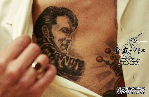 粉丝纹身：纪念一代摇滚传奇猫王