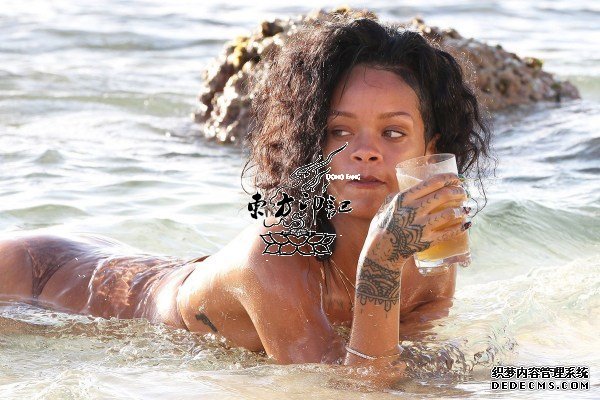 明星竟然也爱原始纹身！蕾哈娜纹毛利纹身