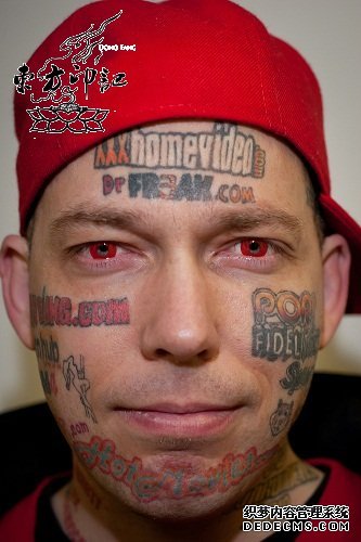 美国男子生财之道：在脸上做纹身广告