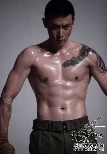 陆毅半裸秀肌肉纹身  自爆拍戏肩部受伤
