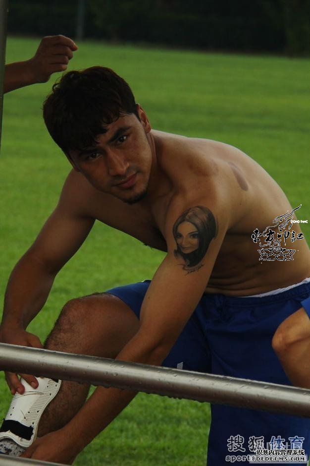 舜天球员巴力纹女友头像 示爱纹身终得美人心