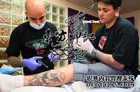 加男子另类艺术:给纹身女郎隆胸