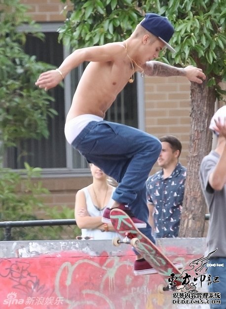 贾斯汀-比伯公园玩滑板 向小伙伴秀纹身