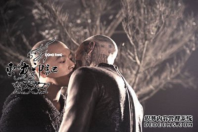 麦浚龙与纹身男“僵尸男孩”上演同性之吻