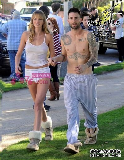 魔力红的主唱亚当·莱文荣登杂志展示其复古纹身