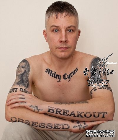 麦莉·赛勒斯的疯狂粉丝纹身22处示爱