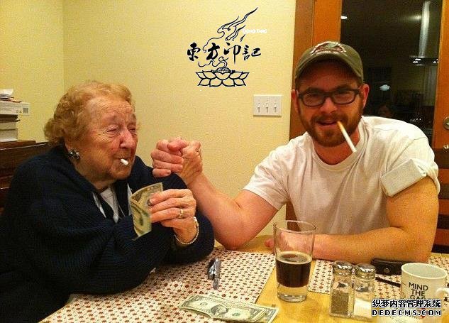 美国103岁老奶奶个性庆生：纹身又赌博