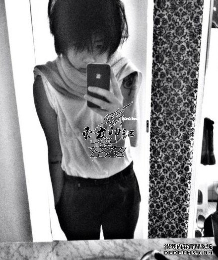 窦靖童晒新纹身照 网友赞其酷帅