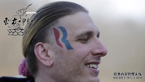 罗姆尼败选后表现较差  铁杆粉丝失望欲除纹身