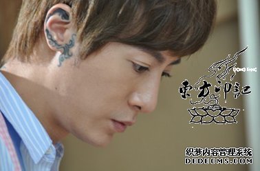 看“百变造型魔法师”小P老师的耳朵纹身