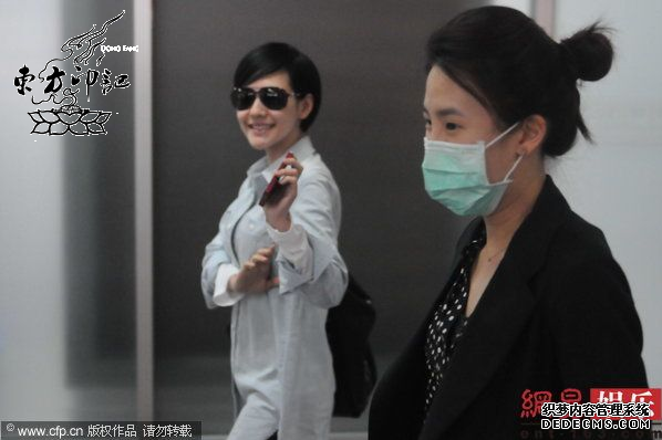 小S在耳垂上还有纹身？