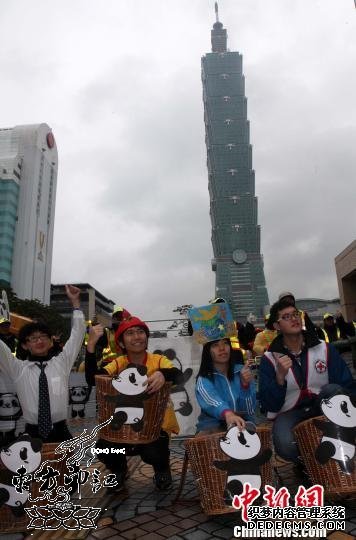 台学生贴“圆仔”纹身贴  勇当清洁志工干净跨年