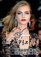 英国嫩模卡拉·迪瓦伊纹身  不惧模特公司纹身禁