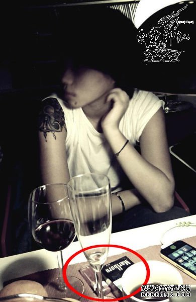 窦靖童同学聚会  桌前摆烟酒秀纹身