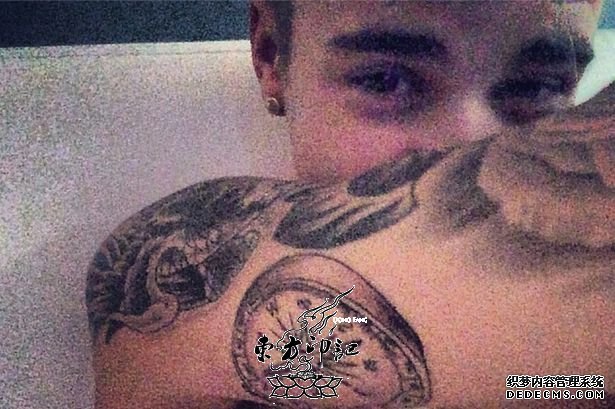 贾斯汀-比伯展示右臂新纹身——指南针