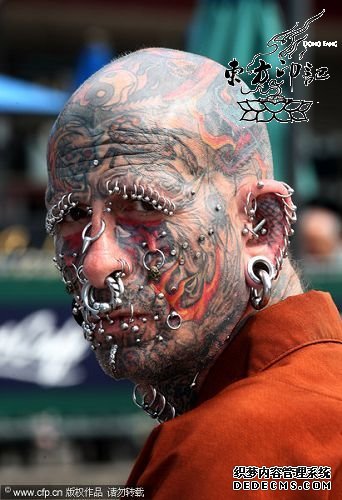 美纹身男子脸上打100多个钢钉 想要演恐怖片
