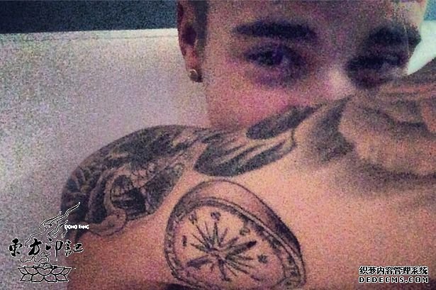 贾斯汀比伯频添新纹身 “LOVE”纹身貌似示爱