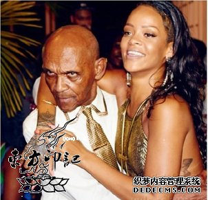 蕾哈娜为祖父庆生 豪放性感露手臂纹身