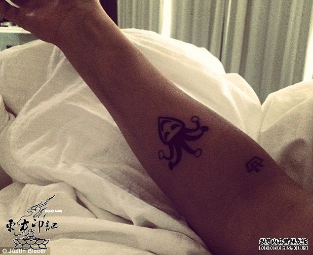 贾斯汀比伯秀新纹身 向邻居扔鸡蛋遭指控