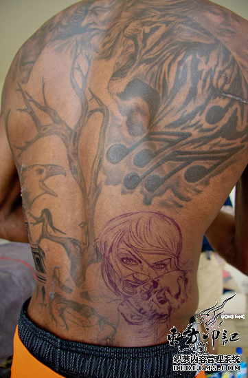 热火球星克里斯波什惊恐纹身：食人族姑娘