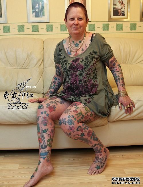 英国老妇痴迷纹身 300多处纹身密布全身
