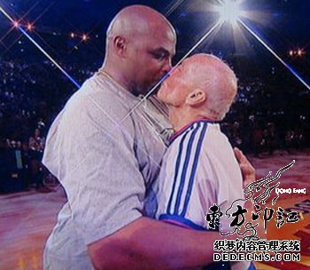 NBA奥尼尔恶搞新同事 将其舌吻照以纹身悬赏
