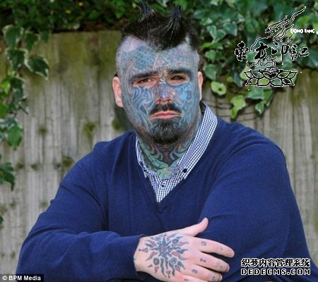 英国男子纹身成痴 改名“墨水王”惹争议