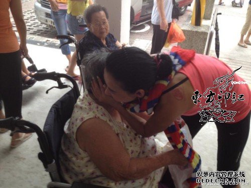 张柏芝定居新加坡   做义工露纹身