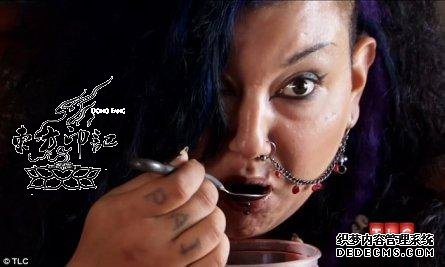 美国纹身师嗜血成性 每天要喝一升猪血