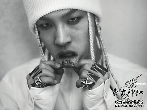G-Dragon队长权志龙新添嘴唇纹身 登杂志封面