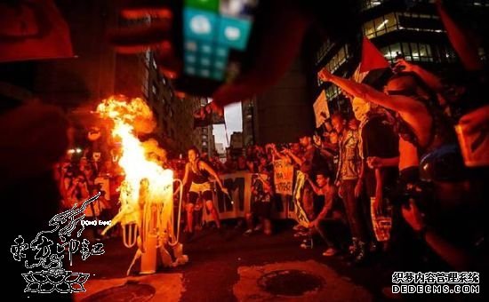 巴西记者采访现场被击中  纹身师递爆炸物被捕