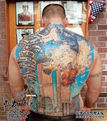 美国消防员纹满背纹身 纪念911遇难队友
