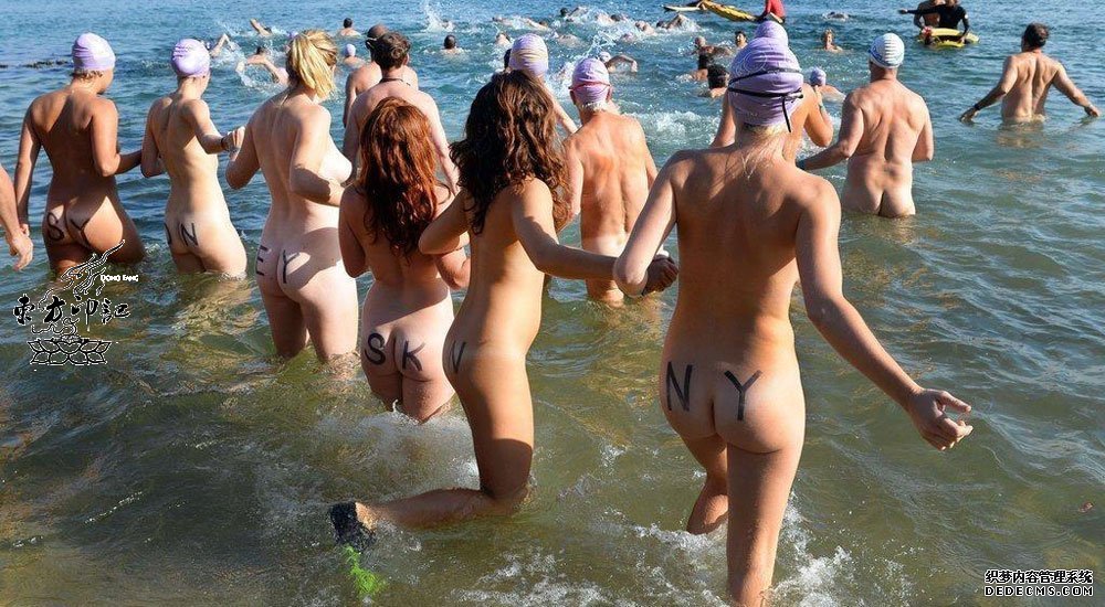 悉尼民众参加集体裸泳  秀臀部“Sydney Skinny”纹
