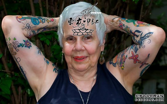 美国80岁老太爱上纹身 只为避免被孤独