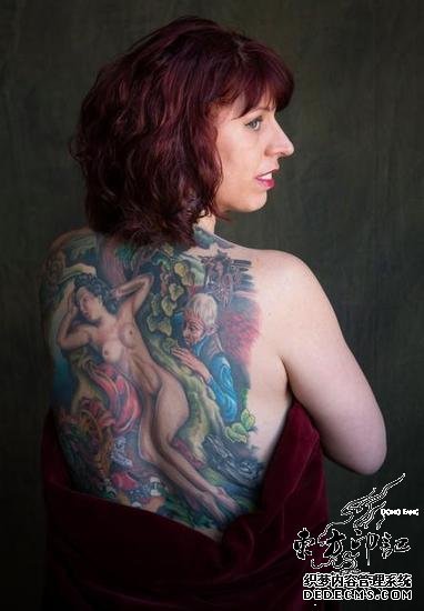 美国女子后背名画纹身——只是因为多看了一眼