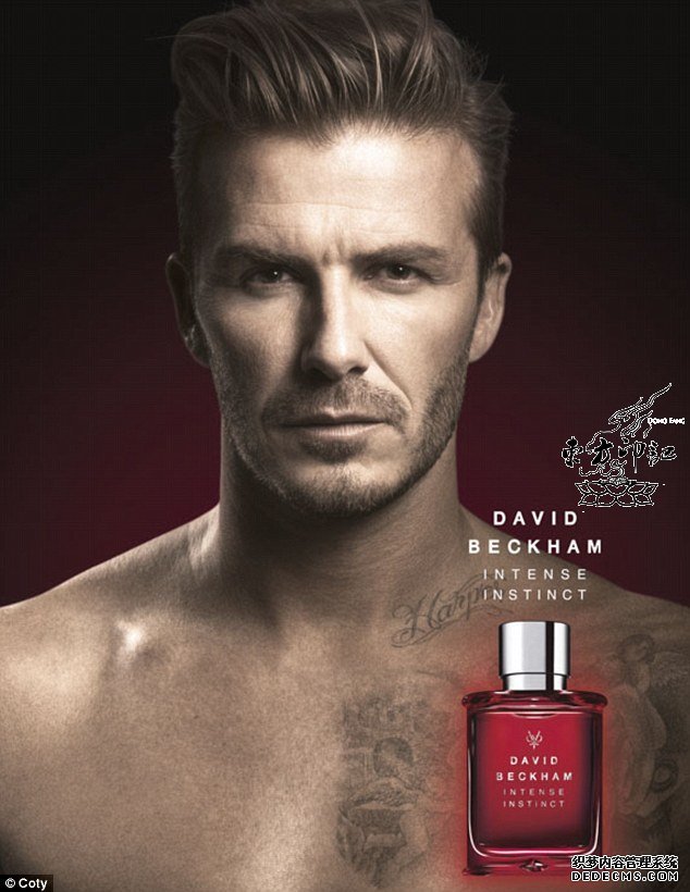 小贝赤裸肩膀秀天使纹身：为同名香水代言