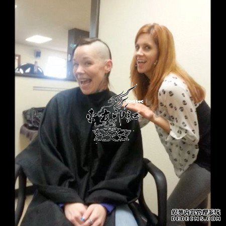 铁杆女粉丝为表效忠  不惜剃头纹身